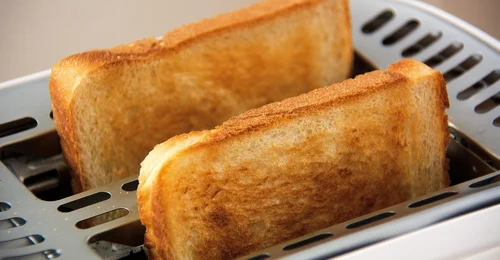 Zwei Toastscheiben im Toaster