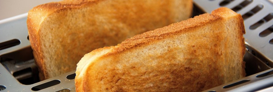 Zwei Toastscheiben im Toaster