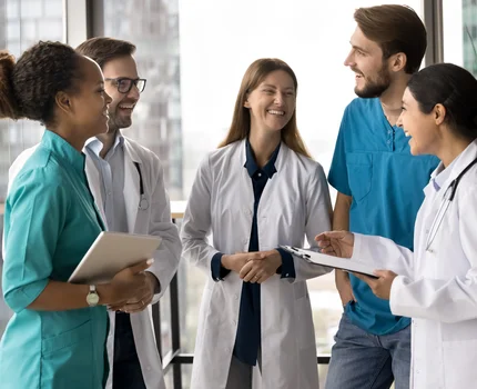 Gruppe von Ärzten und Pflegern im Krankenhaus