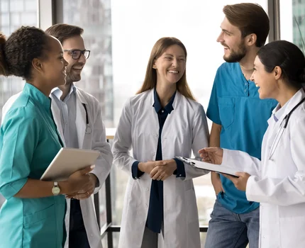 Gruppe von Ärzten und Pflegern im Krankenhaus