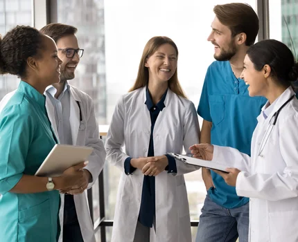 Gruppe von Ärzten und Pflegern im Krankenhaus