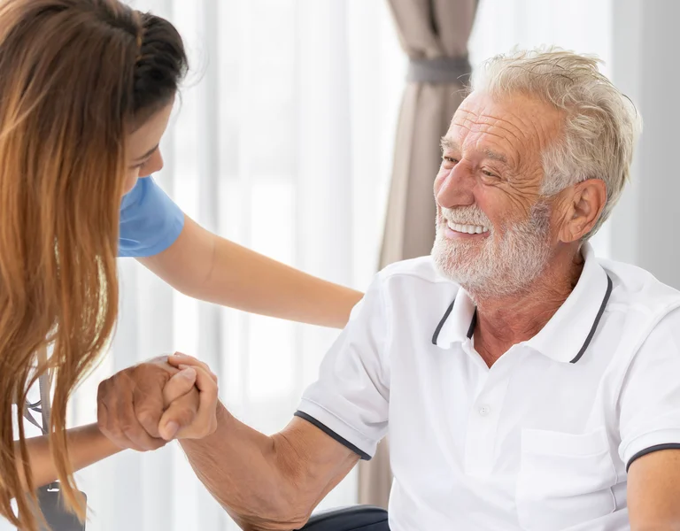 Pflegerin mit Senior