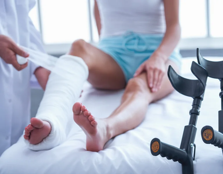 Arzt legt Gips an
