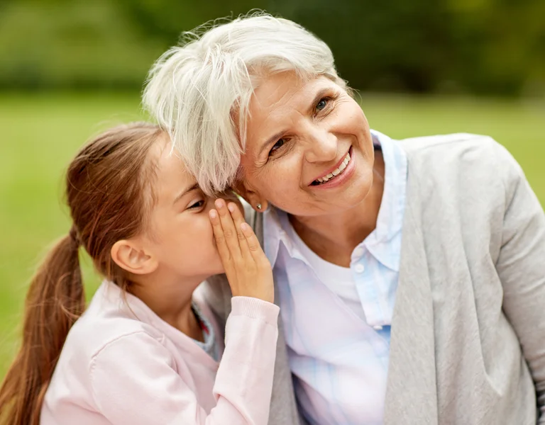 Seniorin mit kleinem Mädchen