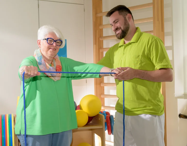 Physiotherapeut mit Patientin