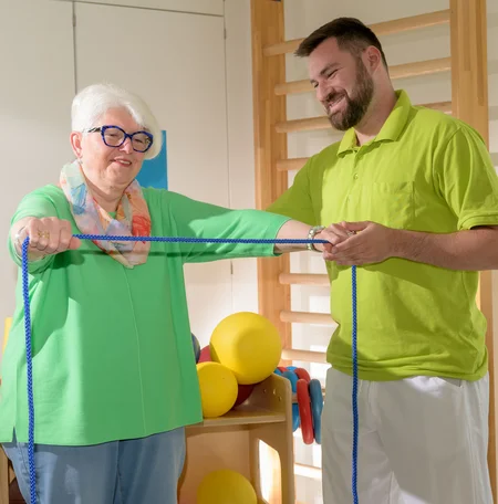 Physiotherapeut mit Patientin
