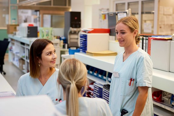 Pflegerinnen beraten sich