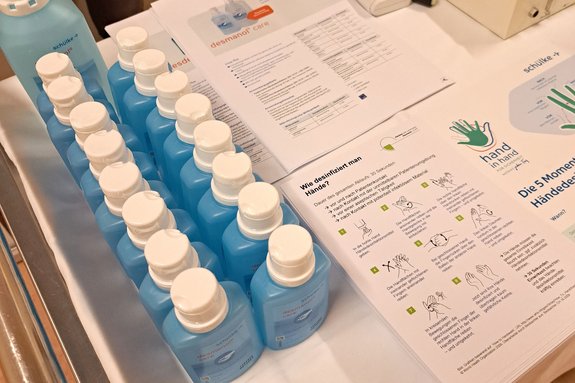 Desinfektionsmittel und Anweisebögen