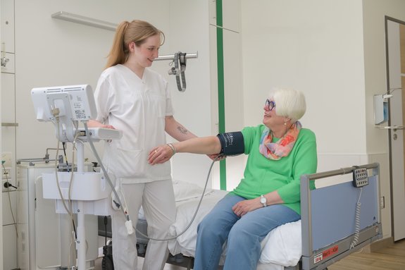 Pflegerin mit Patientin in der Geriatrie