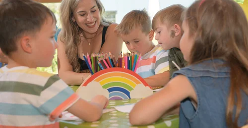 Erzieherin mit Kindergruppe