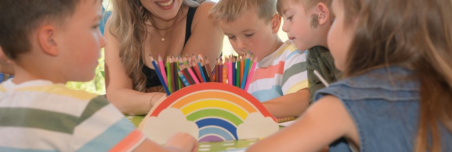 Erzieherin mit Kindergruppe