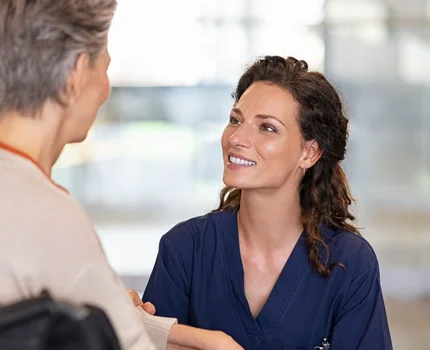 Pflegerin mit Patienten