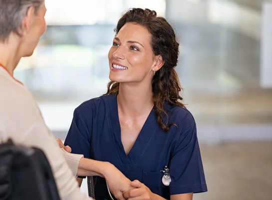 Pflegerin mit Patienten