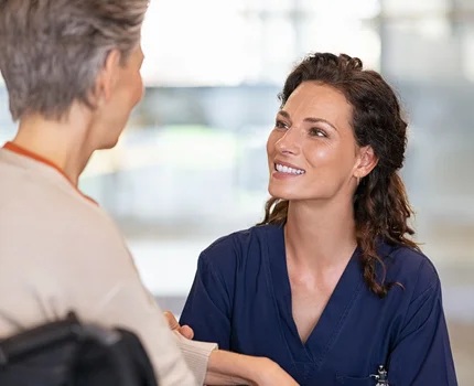 Pflegerin mit Patienten