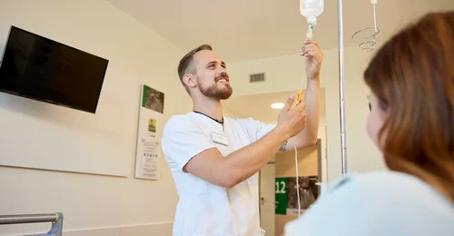 Pfleger stellt Tropf ein