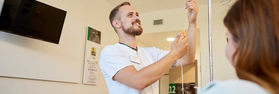 Pfleger stellt Tropf ein