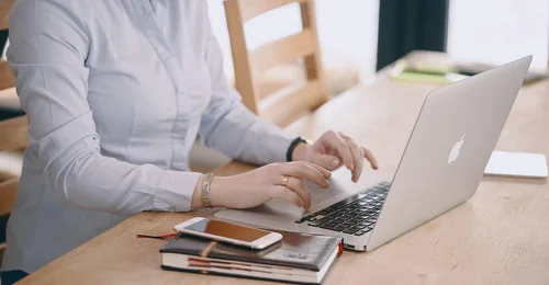 Frau am Notebook