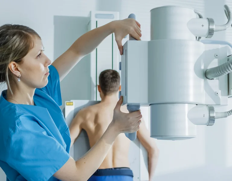 Patient wird für Rötgnenaufnahme vorbereitet