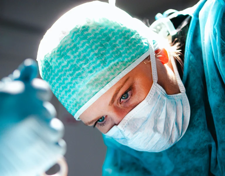 Ärztin bei Operation
