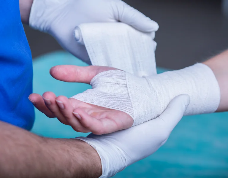 Hand wird Verband angelegt