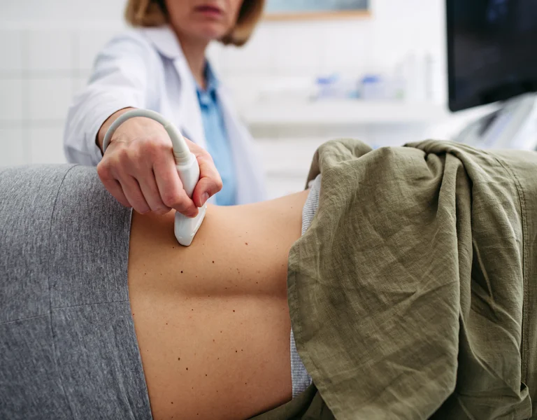 Ärztin führt Sonografie der Nieren durch