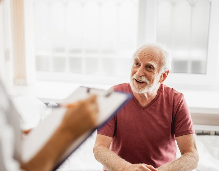 Senior im Krankenhaus