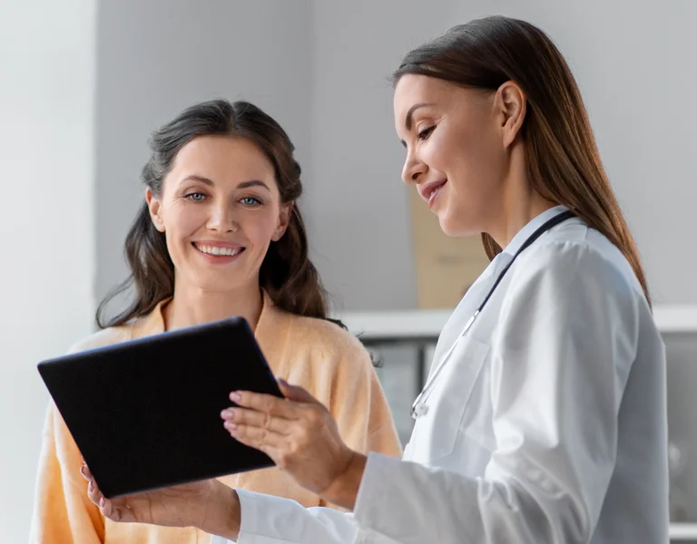 Ärztin im Gespräch mit Patientin