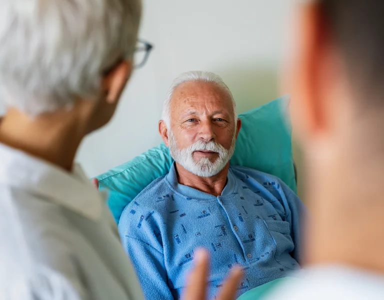 Ärzte sprechen mit Patienten