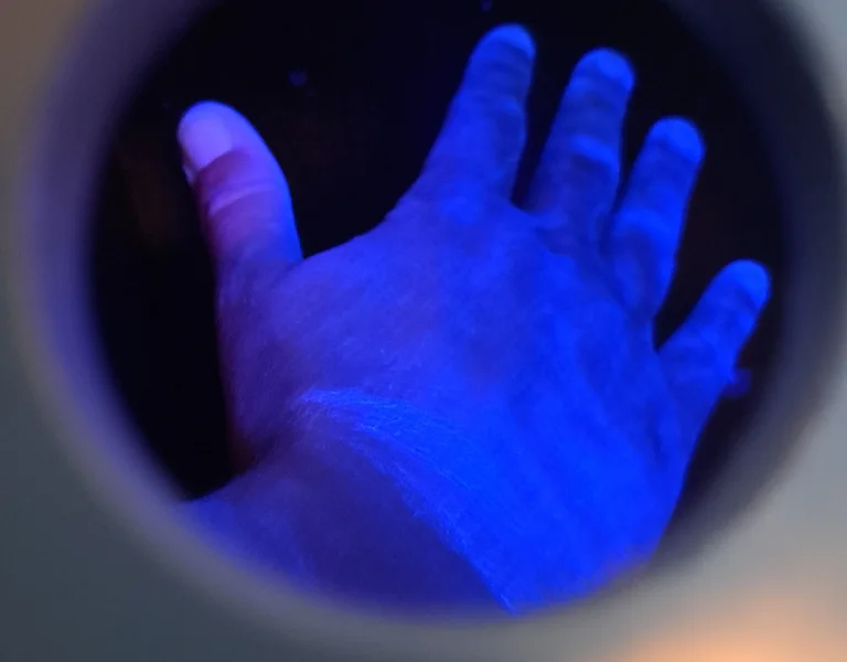 Hand unter UV-Lampe