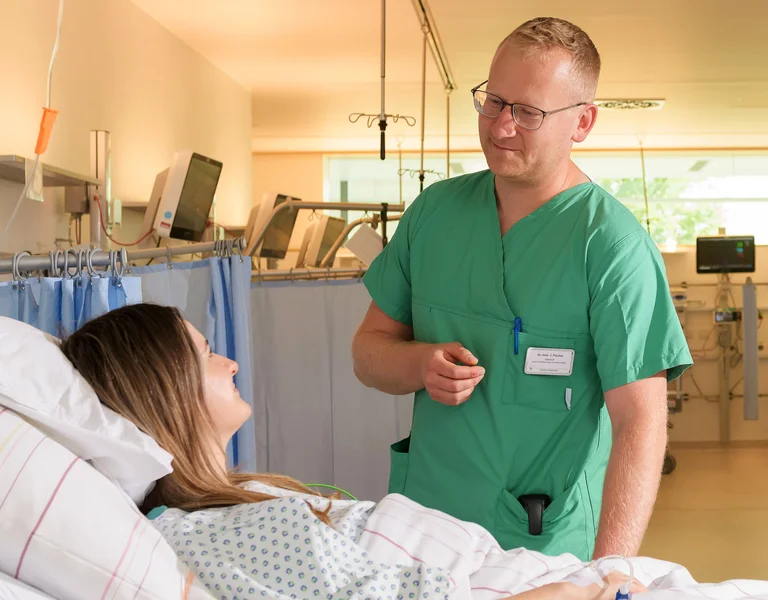 Arzt am Patientenbett